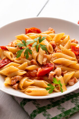 Mezze penne con pancetta e pomodorini, pasta italiana