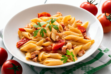 Mezze penne con pancetta e pomodorini, pasta italiana