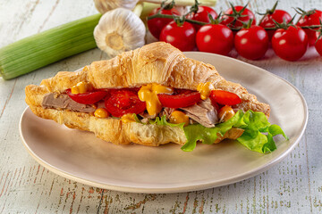Croissant with tuna, tomato and salad