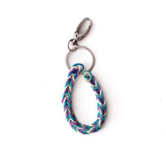 Naklejka premium Handmade keychain crafted from colorful elastic bands, featuring a playful and vibrant woven design perfect as an accessory or personalized gift.