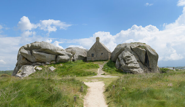 Sentier c&ocirc;tier GR34 et joli paysage de mer &agrave; Kerlouan-M&eacute;n&eacute;ham - Finist&egrave;re Bretagne