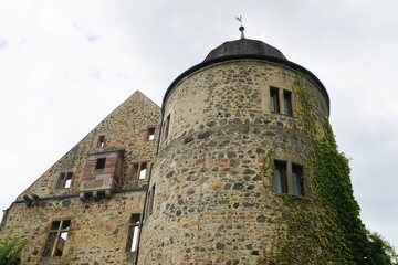 Alte Backsteinfassade und Turm von der Sababurg im Reinhardswald bei Regen am Nachmittag im Frühling