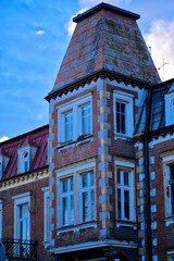 Stary budynek z wierzą na tle nieba