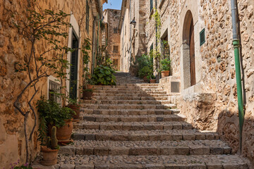 Obraz premium Stone stairs leading upwards in fornalutx, mallorca, spain