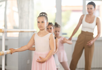 Ballet choreographer teaches little girls to get into first position © JackF