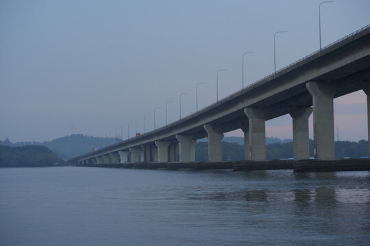 Laluan Kedua Malaysia-Singapura (Linkedua) ialah jambatan yang menghubungkan Tuas, Singapura dengan Tanjung Kupang, Johor, bagi mengurangkan kesesakan di Tambak Johor.