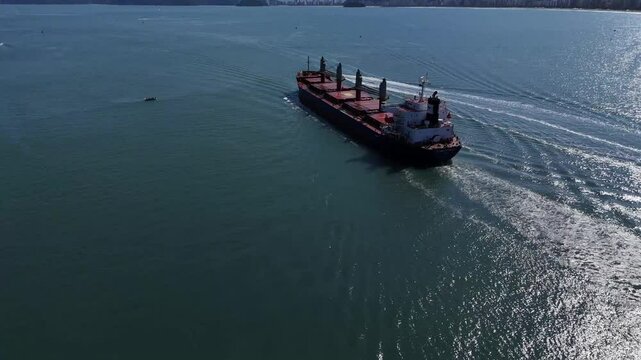 navio navegando no oceano