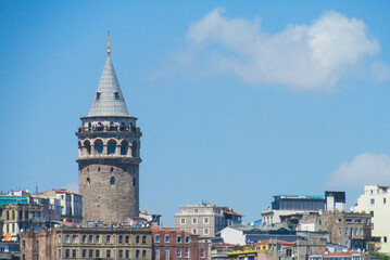 Obraz premium Mosque with high minarets on Bosphorus coast line in Istanbul, Turkey. View of Istanbul from Bosphorus, Turkey. Mosque minaret silhouette at sunset light in turkish capital Istanbul cityscape