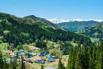 山村と北アルプス © Mugi