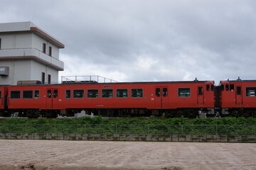 汽車は加速している。駅を出て。