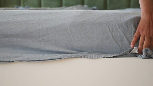 How to properly fit a fitted sheet on a mattress