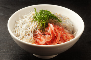 生しらすと釜揚げしらすと生桜エビの丼