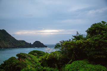 柔らかい光に包まれた穏やかな海。
