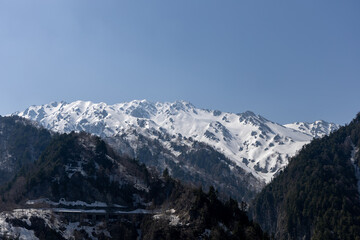 2025年4月30日に黒部ダムで撮影された、雪に覆われた日本アルプスを望む春の絶景パノラマ写真です。
