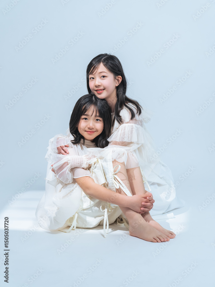 Poster 女の子、子供、笑顔、ポートレート、少女、姉妹、女子、キッズ、二人、ペア、ファミリーフォト、キッズフォト、スタジオ、写真館、記念撮影、記念写真、メモリアル、女性、10代、日本人、おしゃれ、ファッション、ドレス、ワンピース、清楚、可憐、透明感、ハッピー、幸せ、仲良し、寄り添う、ハグ、友達、小学生、白バック、広告、コピースペース、美容、スキンケア、ナチュラル、脱毛、コスメ、ボディケア、健康、元気、かわい
