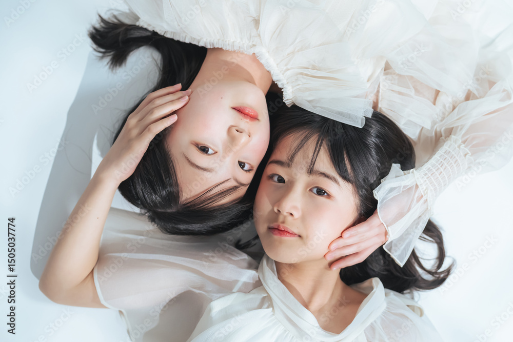 Poster 女の子、姉妹、子供、女子、ポートレート、可愛い、透明感、美容、コスメ、キッズ、仲良し、子ども、清楚、ドレス、アパレル、ファッション、カジュアル、スキンケア、化粧品、ナチュラル、メイク、モデル、美肌、ニキビケア、脱毛、美顔、美白、ホワイトニング、寝転ぶ、ペア、二人、カメラ目線、フォトスタジオ、写真館、家族、ファミリー、女性、日本人、ビューティ、コピースペース、白バック、かわいい、少女、フリル、リラッ