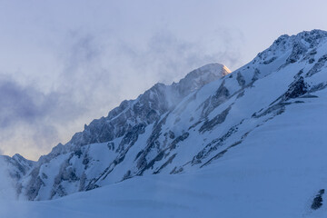 Fototapeta premium 春の立山、蒸気漂う雪景と神秘の山岳風景、剱岳