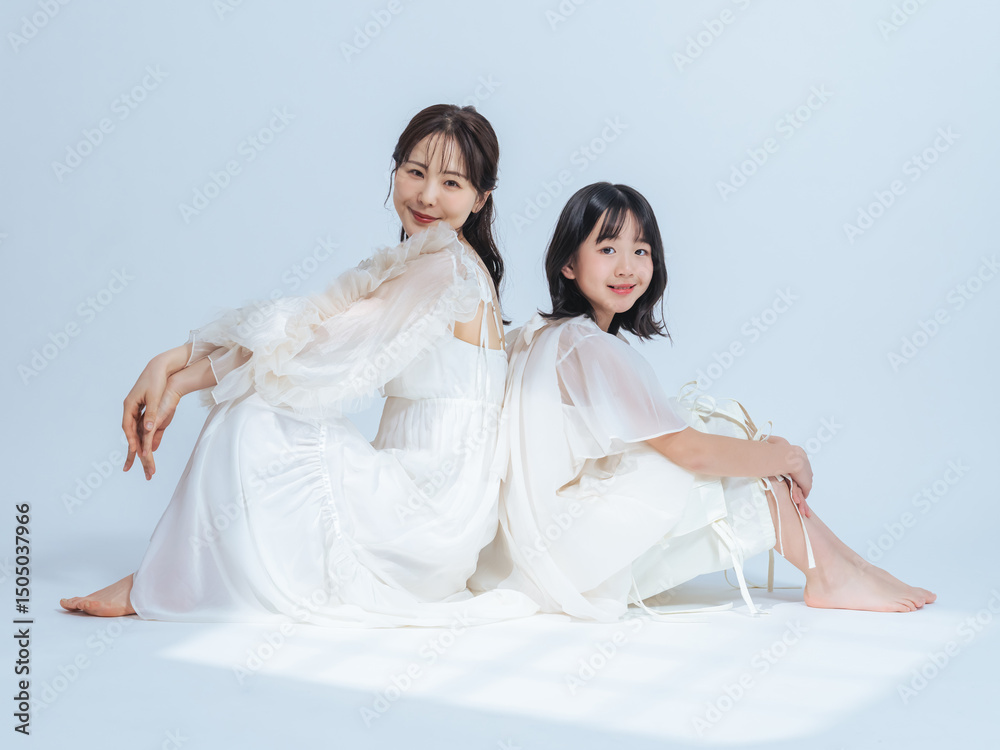 Poster 親子、ドレス、女性、女子、女の子、ポートレート、ファッション、おしゃれ、ヘルシー、笑顔、カメラ目線、全身、座る、寄り添う、仲良し、愛情、母の日、清楚、高級感、ラグジュアリー、ウェディング、ブライダル、小学生、日本人、かわいい、美人、美容、コピースペース、広告、キレイめ、カジュアル、ポジティブ、成長、子育て、育児、フォトスタジオ、写真館、記念撮影、ペア、ママ、母親、母子、娘、ビューティ、ボディケア、