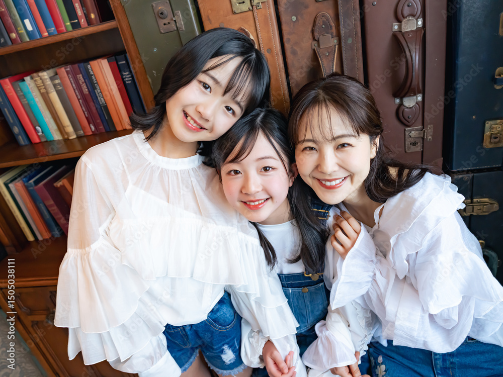 Poster 親子、家族、女の子、女性、女子、ファミリー、寄り添う、ポートレート、写真館、フォトスタジオ、アンティーク、小学生、子供、子ども、育児、子育て、保育、本棚、書斎、図書館、図書室、学習、勉強、教育、笑顔、おしゃれ、ファッション、カジュアル、デニム、フリル、本屋、カフェ、記念写真、メモリアルフォト、仲良し、ママ、母親、クラシック、美容、娘、お母さん、インテリア、室内、読書、日本人、ライフスタイル、カメラ