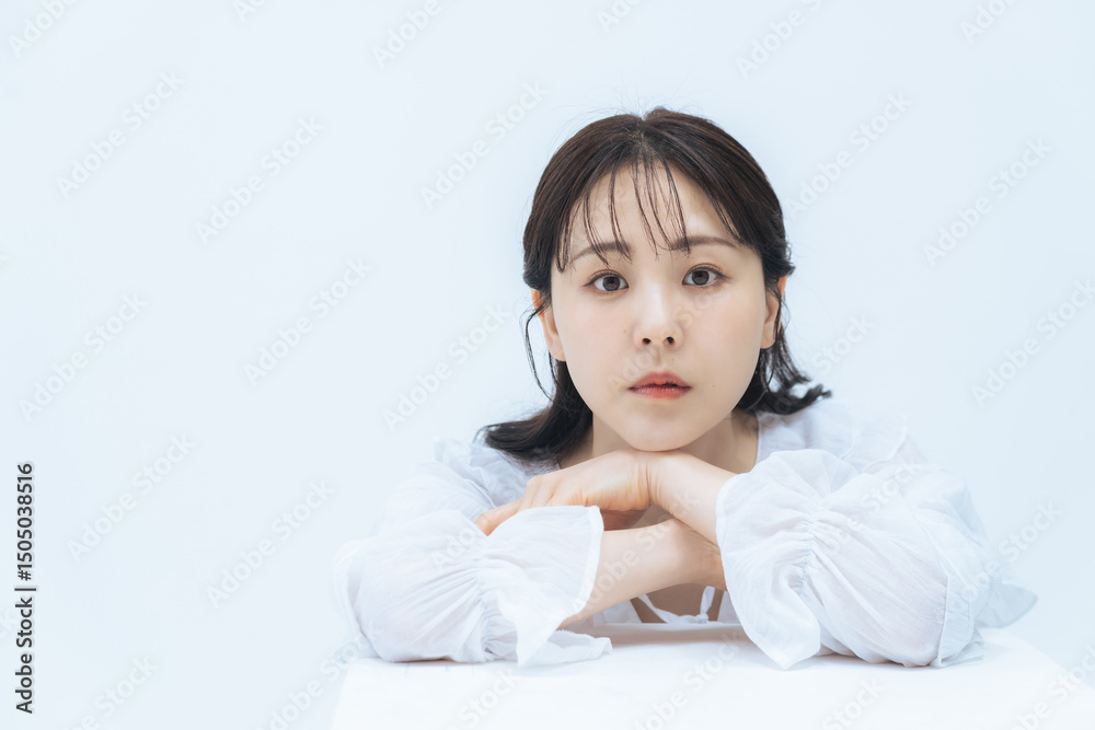 Poster スキンケア、美容、女性、コスメ、化粧品、脱毛、ナチュラル、美白、ホワイトニング、セルフケア、アンチエイジング、エイジングケア、UVケア、ニキビケア、ミドルエイジ、30代、若い、美肌、美顔、フェイスライン、コピースペース、白バック、ポートレート、広告、ヘアケア、エステ、サロン、美容院、日本人、女子、ファッション、ハーフアップ、ヘアスタイル、シースルーバング、カジュアル、清楚、透明感、生活感、キレイめ