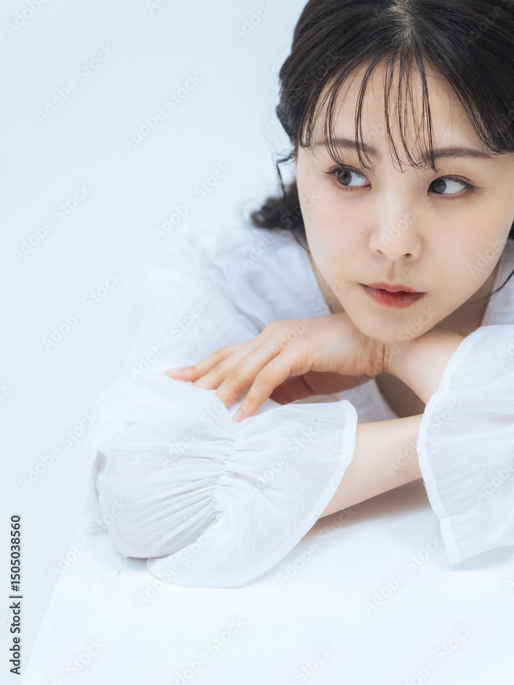 Poster 女性、スキンケア、美容、コスメ、化粧品、脱毛、ナチュラル、美白、ホワイトニング、セルフケア、アンチエイジング、エイジングケア、UVケア、ニキビケア、ミドルエイジ、30代、ポートレート、若い、美肌、美顔、フェイスライン、コピースペース、白バック、広告、ヘアケア、エステ、サロン、美容院、日本人、女子、ファッション、ハーフアップ、ヘアスタイル、シースルーバング、カジュアル、清楚、透明感、生活感、キレイめ