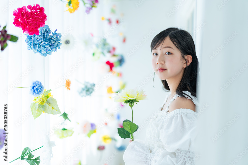 Aufkleber 女の子、花、子供、少女、女子、フラワーカーテン、フローラル、ドレス、ポートレート、フォトスタジオ、写真館、記念撮影、記念写真、メモリアル、ハーフ成人式、卒業、小学生、ワンピース、ファッション、おしゃれ、透明感、女性、日本人、美しい、可憐、清楚、シンプル、ウェディング、コピースペース、10代、成長、美容、ビューティ、スキンケア、ヘルシー、ナチュラル、爽やか、自然、清潔感、美容院、アパレル、モデル、子