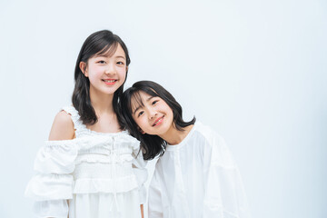 寄り添う姉妹のポートレート