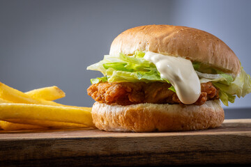 チキンバーガーとポテト