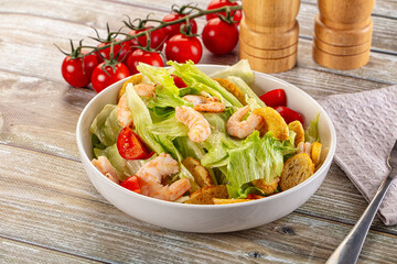 Caesar salad with prawn and romano