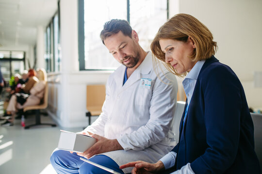 Fototapeta Pharmaceutical rep and doctor explaining new medication and prescriptions