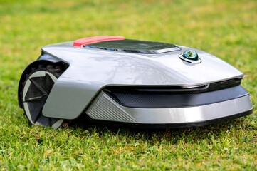 Robotic lawnmower without perimeter wire cutting perfect lawn