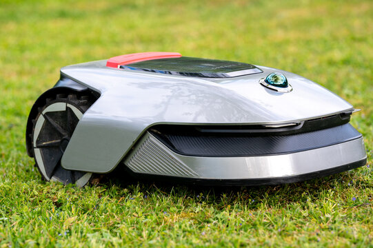 Robotic lawnmower without perimeter wire cutting perfect lawn