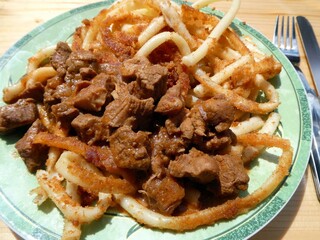 angebratene Rohrnudeln mit Gulasch