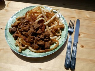angebratene Rohrnudeln mit Gulasch