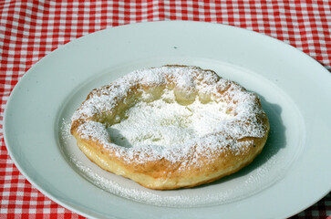 Ausgezogener Krapfen mit Puderzucker