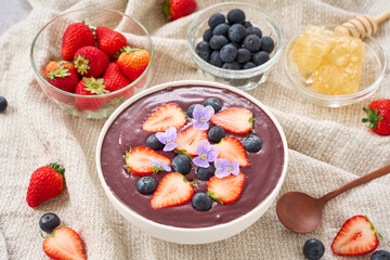 苺とブルーベリーをトッピングしたアサイーボウル