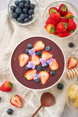 苺とブルーベリーをトッピングしたアサイーボウル