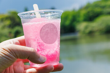 
桃太郎サワー。
新潟県名物の桃太郎アイス（いちご味のアイスバー）が丸ごと一本、焼酎サワーに入っている。
神奈川県横浜市三ツ池公園-2025