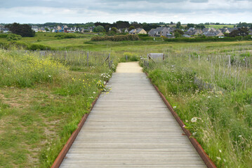 Obraz premium Saint-Malo, Pointe de la Varde - littoral, passerelle en bois