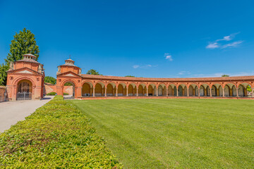 the middle of Monumental cemetery of Ferraraof Italy, the Charterhouse of Ferrara. In Italy it features a curved portico with arches and columns surrounding a green lawn.