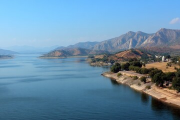 Naklejka premium Beautiful landscape view of calm waters and mountains near a scenic river during a clear day