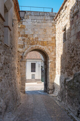 Puerta y palacio de doña Urraca intramuros en la ciudad de Zamora, España