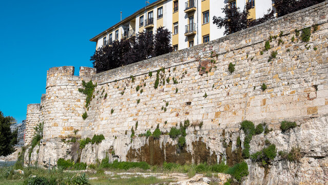 Vista de la muralla medieval almenada de Zamora, Espa&ntilde;a