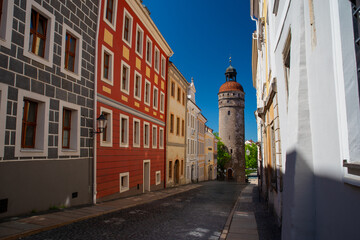 Nicolaiturm in Görlitz, Deutschland – spätmittelalterlicher Wehrturm aus dem 14. Jahrhundert mit farbenfroher Altstadtfassade