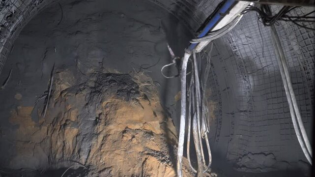 hydraulic pressure concrete spraying process in underground subway tunnel construction
