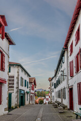 Les rues aux maisons basques d'Espelette format portrait