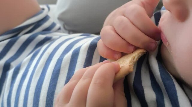 
Ni&ntilde;o comiendo galleta 