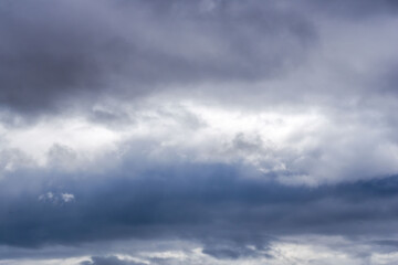 Obraz premium どんよりと曇った空 中央が明るい