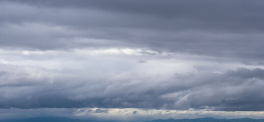 どんよりと曇った空が広かる風景01