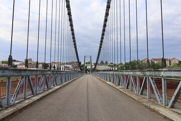 Fototapeta premium Le pont du Rouergue sur le fleuve la Garonne, pont suspendu, village de La Réole, département de la Gironde, France